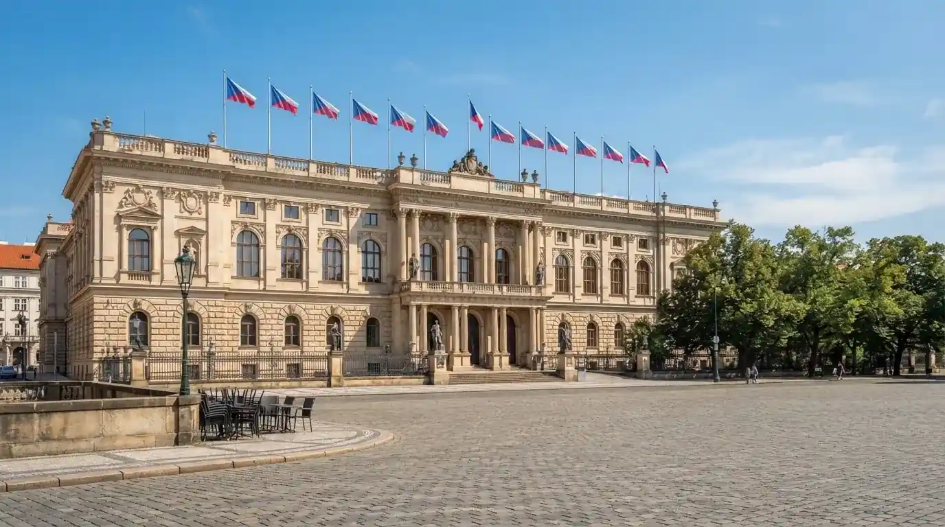 Historická úřední budova s vlajkami na slunečném náměstí — nejlepší online casino CZ